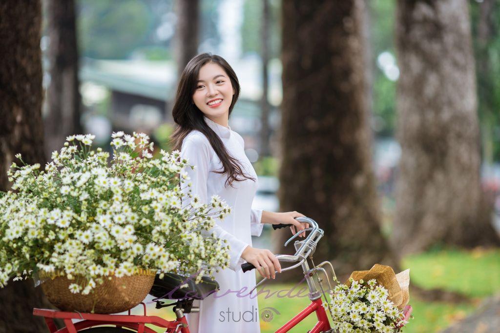 chọn áo dài để chụp ảnh kỷ yếu