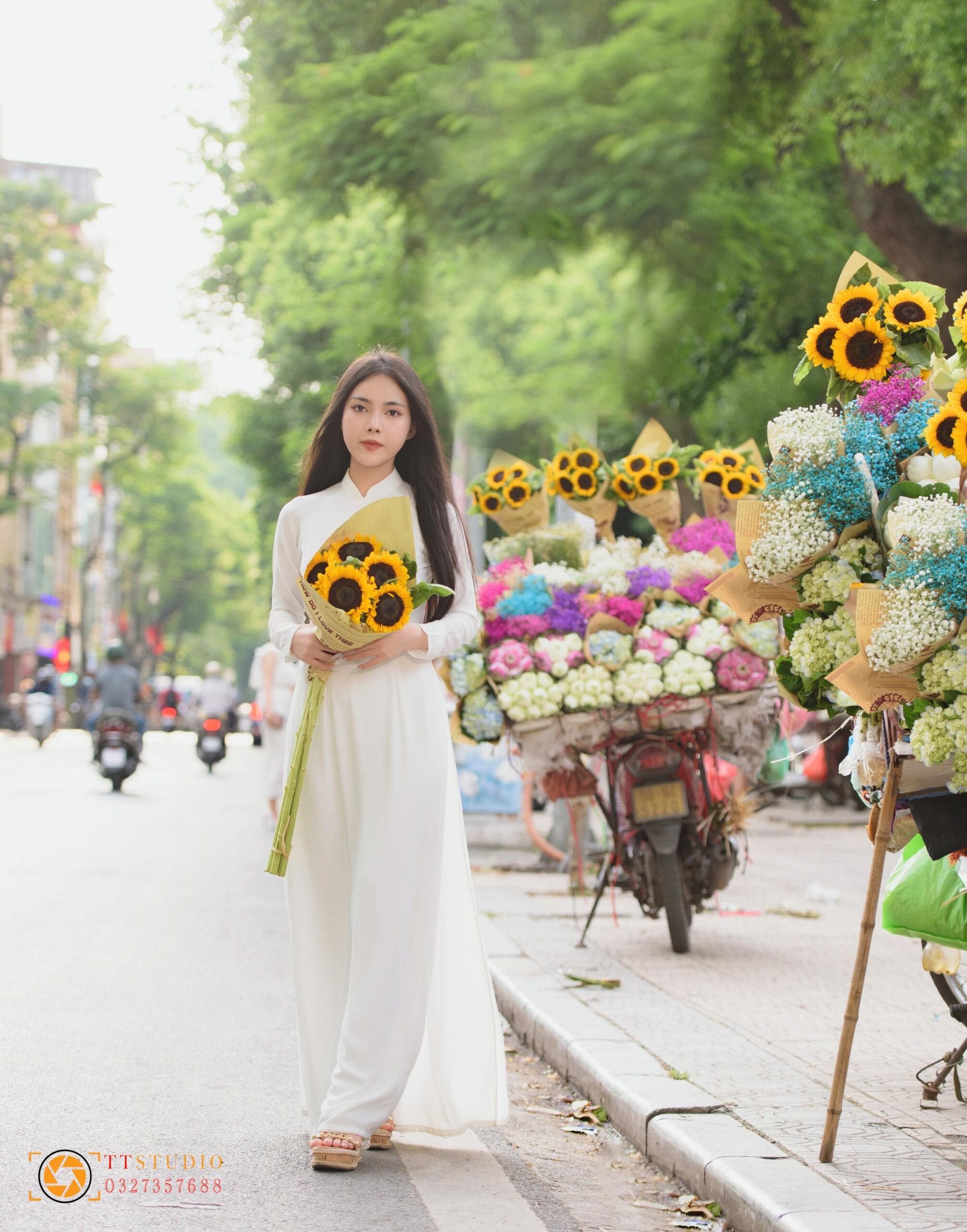 cách tạo dáng với áo dài khi chụp ảnh ở phố cổ hà nội mùa thu