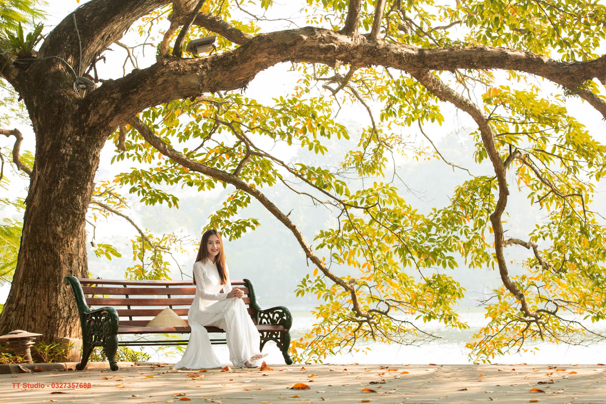 kinh nghiệm tạo dáng chụp ảnh áo dài trong công viên mùa thu ở hà nội