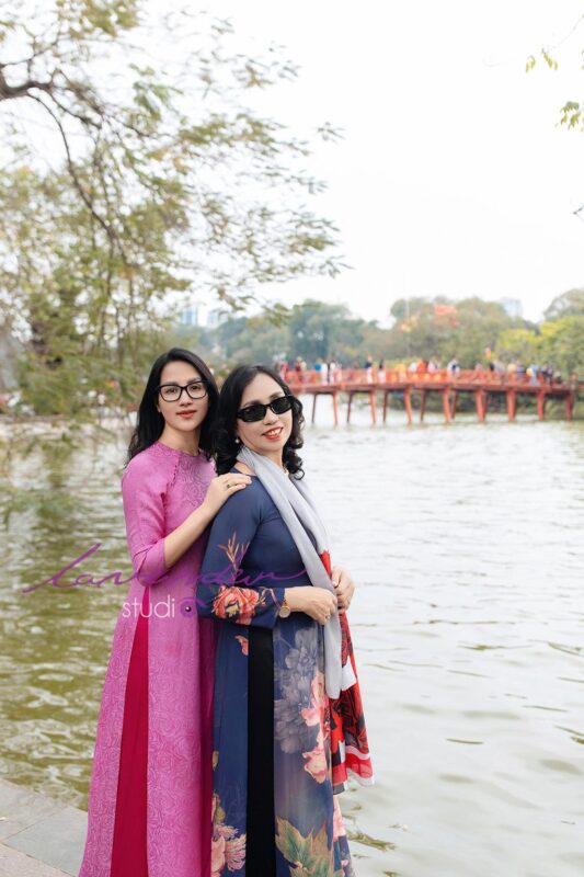 Tạo dáng chụp ảnh áo dài 2 mẹ con mùa Thu Hà Nội cực đẹp