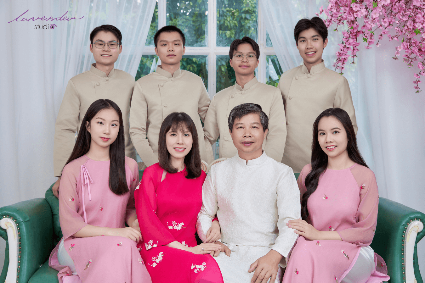 Vì sao chụp ảnh gia đình áo dài luôn được yêu thích qua nhiều thế hệ? Vì sao chụp ảnh gia đình áo dài luôn được yêu thích qua nhiều thế hệ?