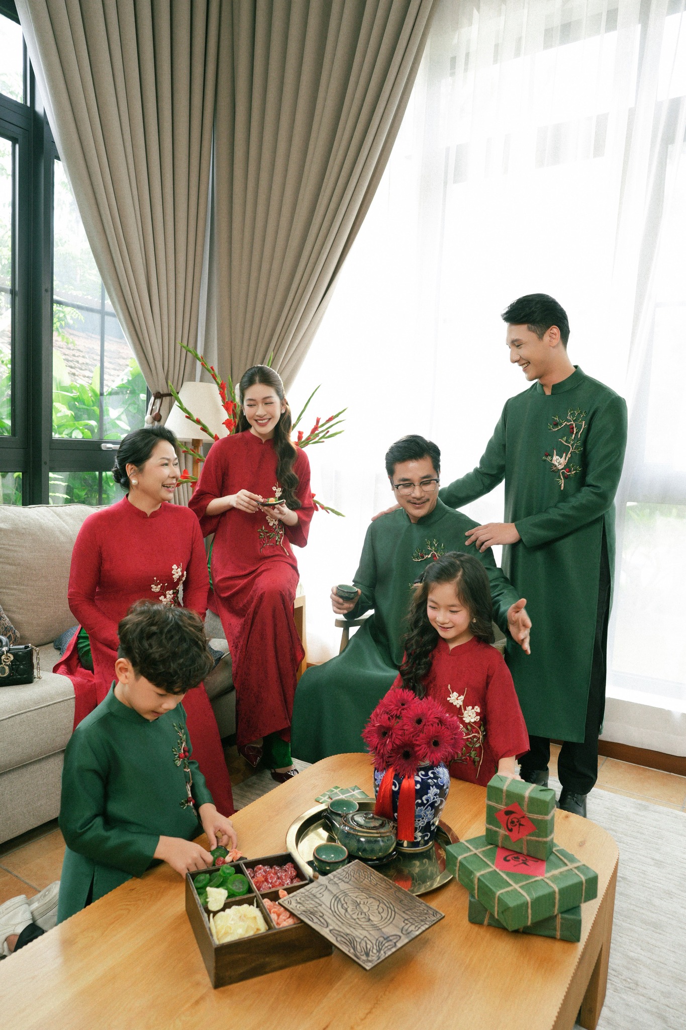 Báo giá dịch vụ chụp hình gia đình Tết 2026 tại TP.HCM chuyên nghiệp