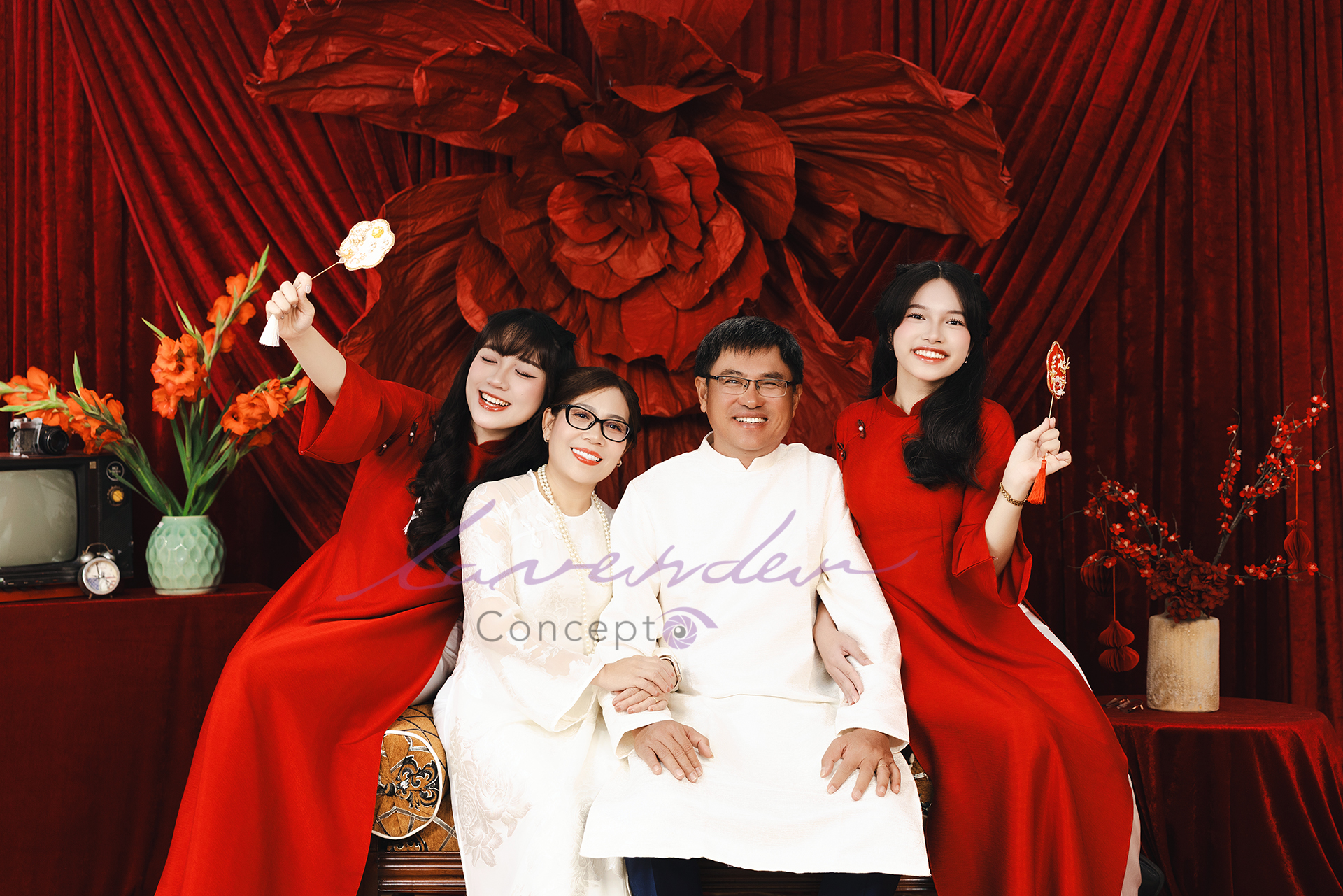 Chụp ảnh gia đình Tết 2026: Nên chụp studio hay ngoại cảnh?