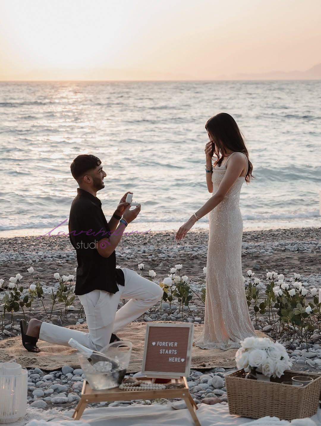 Concept trang trí cầu hôn ở biển hoàng hôn lãng mạn 2026 Concept trang trí cầu hôn ở biển hoàng hôn lãng mạn 2026