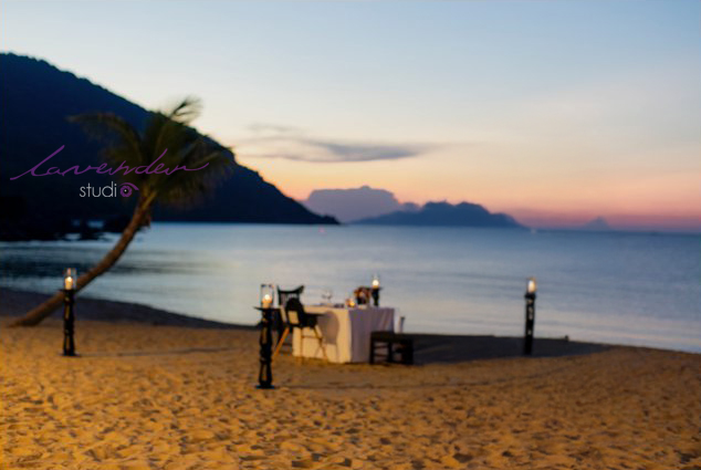 Concept trang trí cầu hôn ở biển hoàng hôn lãng mạn 2026 Concept trang trí cầu hôn ở biển hoàng hôn lãng mạn 2026